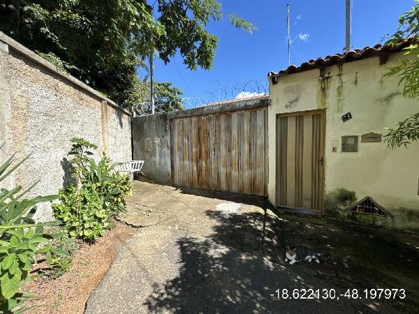 Casa, 81.95 de área total, 46.95 de área privativa, 309.86 de área do terreno,  2 qto(s), em Araguari/MG