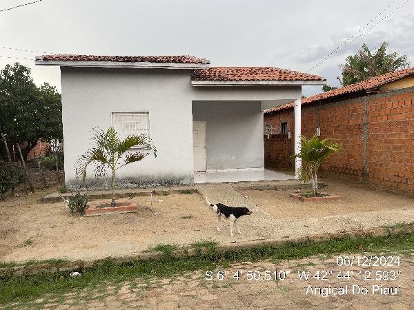 Casa, 0.00 de área total, 70.00 de área privativa, 300.00 de área do terreno,  2 qto(s), a em Angical do Piauí/PI