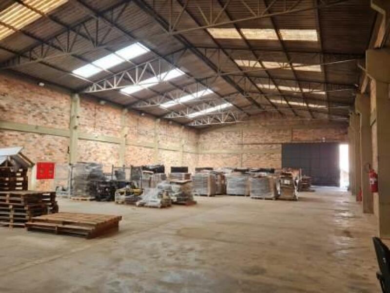 BARRACÃO INDUSTRIAL E DE SERVIÇOS em Curitiba/PR