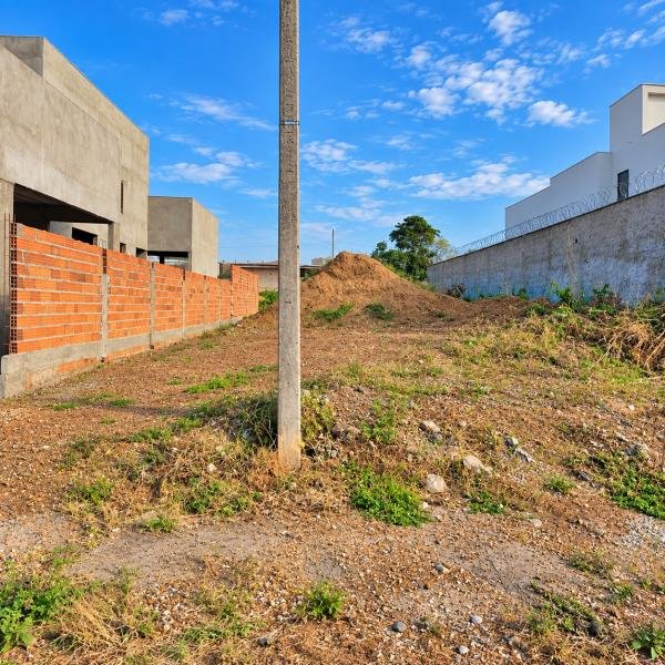 Um terreno urbano designado por lote nº 14, da quadra nº 10, do loteamento denominado Resi em Jussara/GO