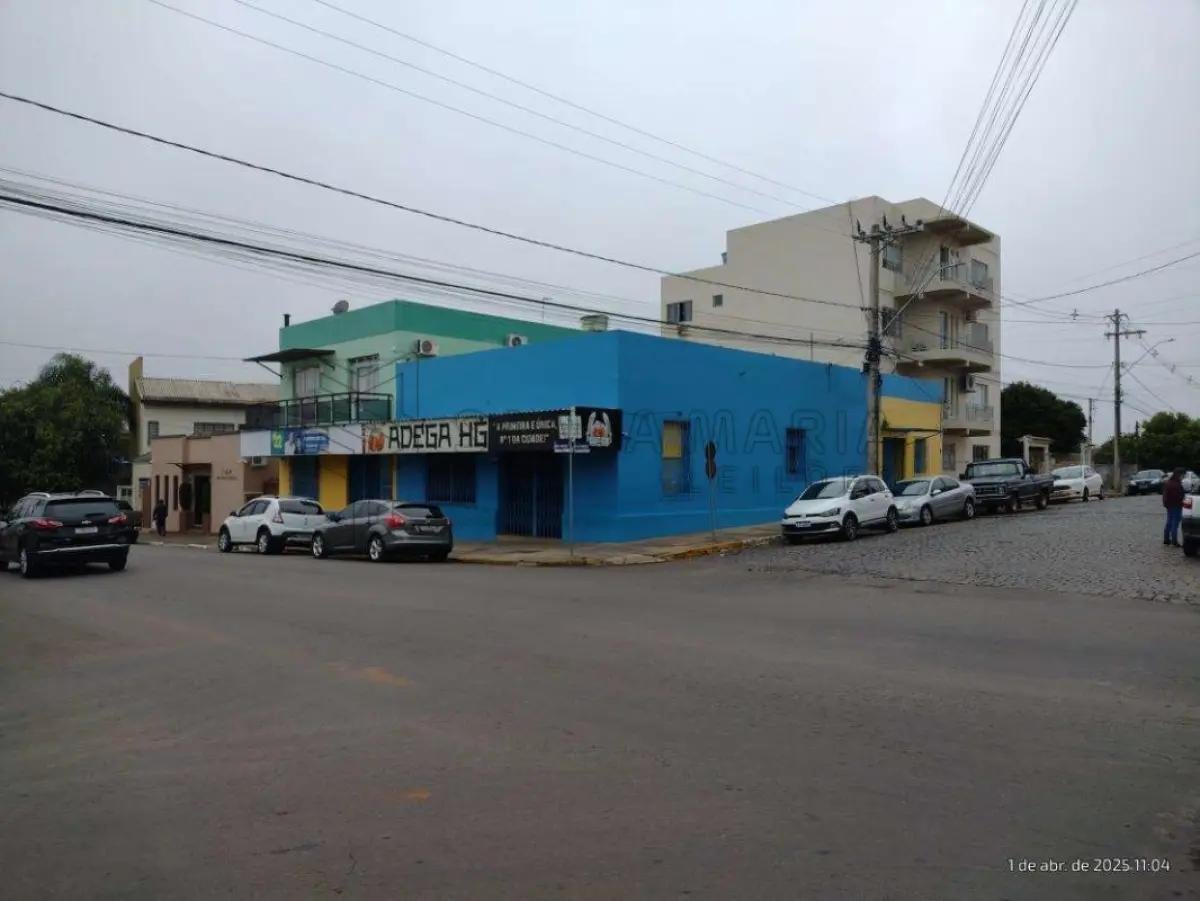 Um imóvel comercial, localizado no pavimento térreo, com acesso pela frente da Rua Bento G em Santiago/RS