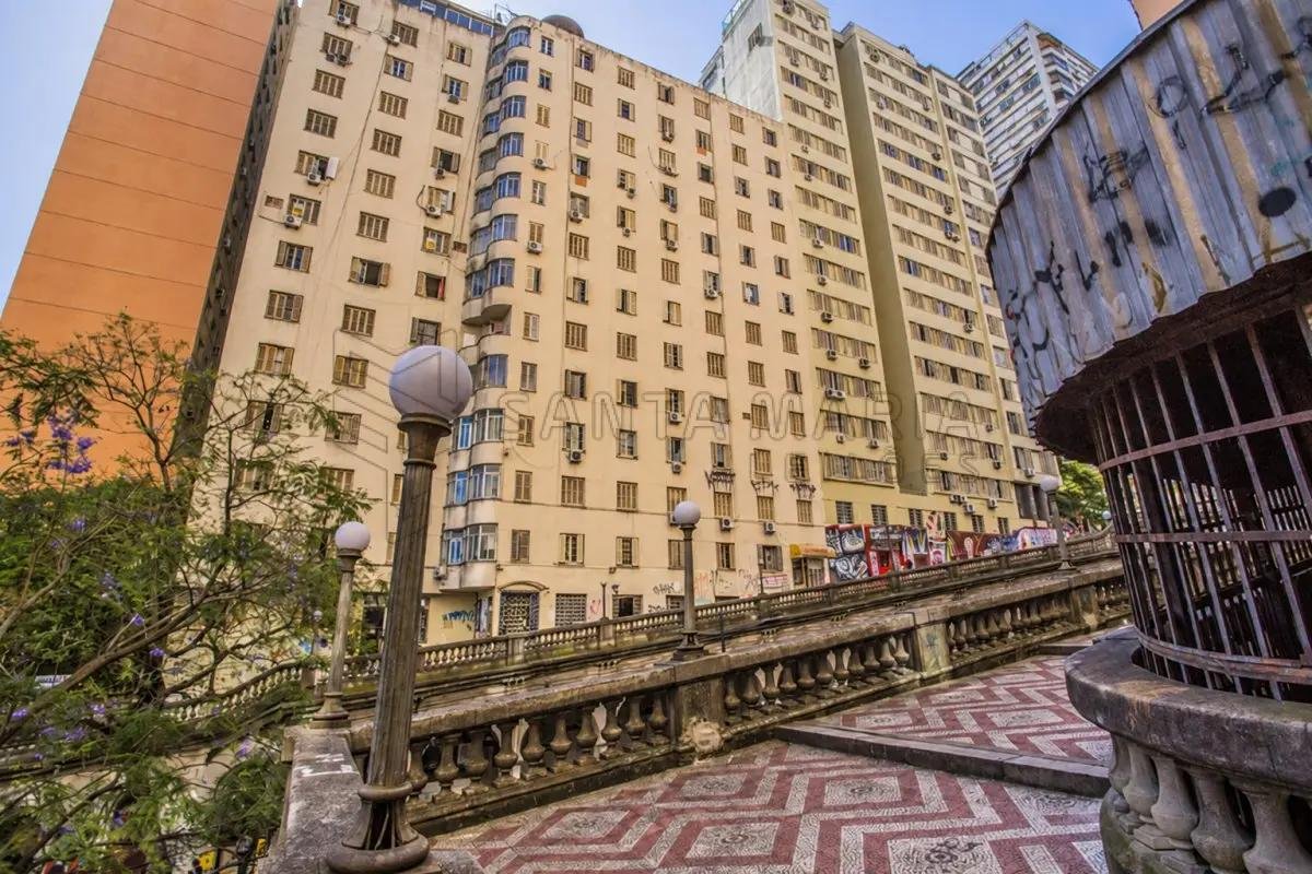 50% do apartamento n°105 do Edifício Duquesa, na Avenida Borges de Medeiros, n°855 em Port em Porto Alegre/RS