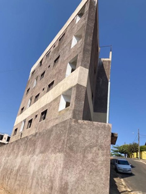 PRÉDIO COM CONSTRUÇÃO INACABADA EM PATOS DE MINAS/MG em Patos de Minas/MG - foto 1