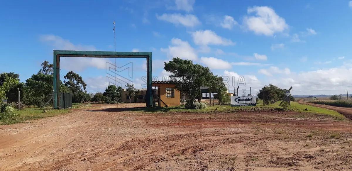 Um pavilhão de alvenaria, com telhas metálicas, de aprox. 500m², com 4 moegas para recebim em Júlio de Castilhos/RS