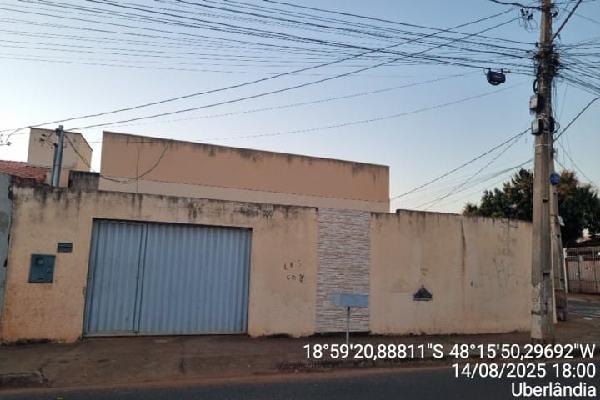 Casa, 108.33 de área total, 40.32 de área privativa, 108.33 de área do terreno,  2 qto(s), em Uberlândia/MG