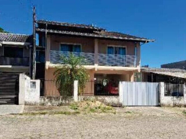 Terreno com edificações no loteamento Jardim Figueira (Gaspar/SC) em Gaspar/SC