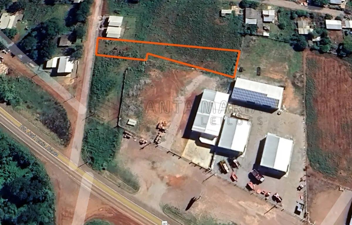 Terreno com a área de 1.410,82m², onde faz frente para a rua Ariano Aquino Pinto, distando em Santiago/RS