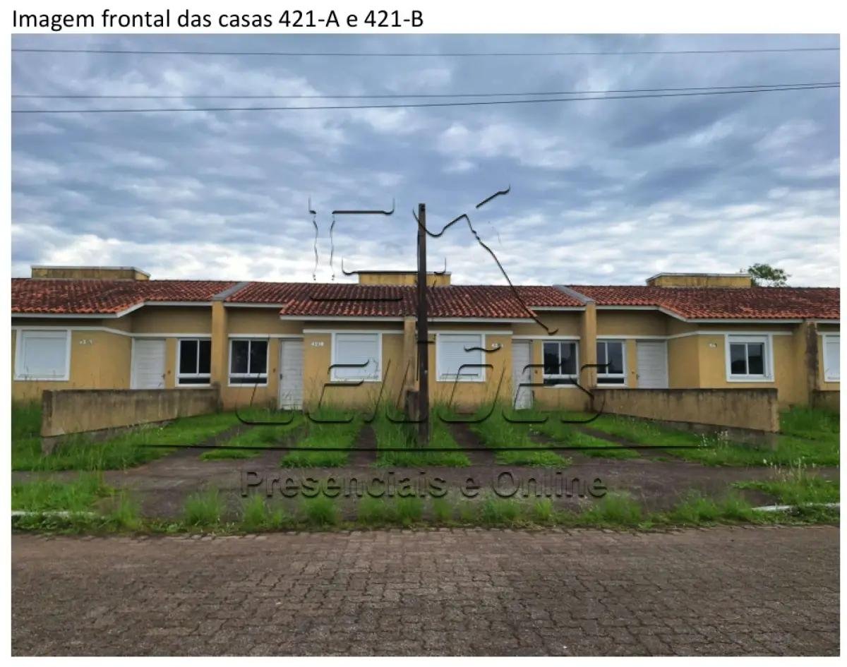 Casa de alvenaria sob nº 421-A, geminada, com a área construída de 43,48m², situada na Rua em Esteio/RS