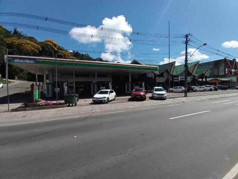 Terreno com Edificações e Posto de Gasolina - Bairro Vila Suíça -Gramado/RS em Gramado/RS