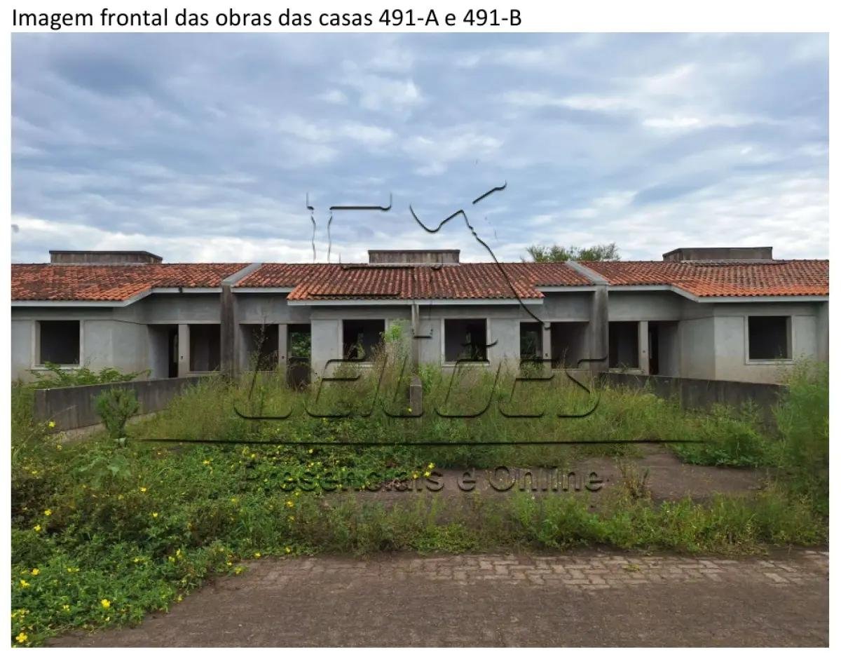 Casa de alvenaria sob nº 491-A, em construção, geminada, com a área construída de 43,48m², em Esteio/RS