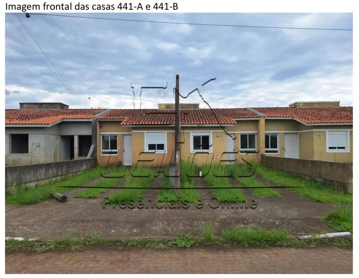 Casa de alvenaria sob nº 441-B, geminada, com a área construída de 43,48m², situada na Rua em Esteio/RS