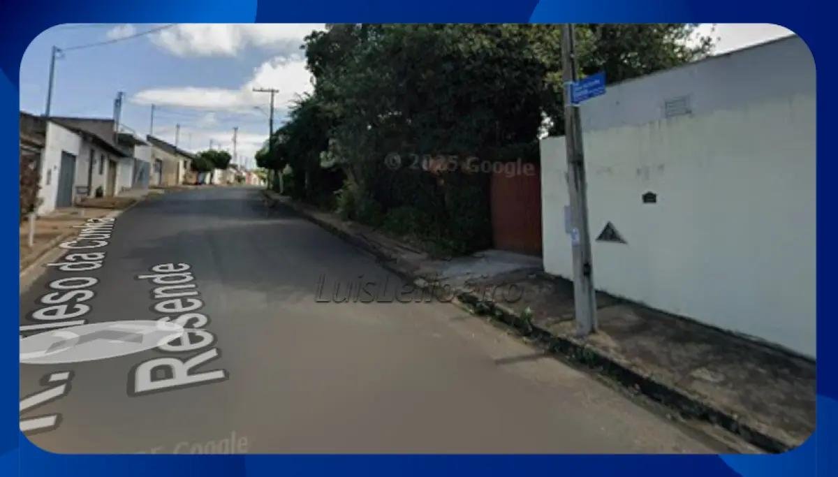 CASA - Lote 06, Quadra 21, Rua Cleso da Cunha Resende, nº 300, com todas as dependências, em Uberlândia/MG