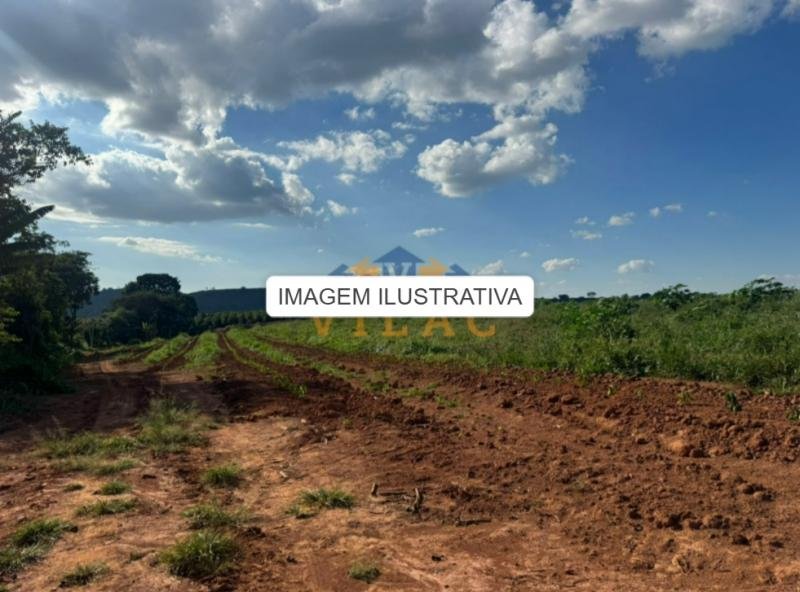 BEM: Uma gleba de terras de meia cultura, sem benfeitorias, com área de 9,46,22 ha, situad em Coqueiral/MG