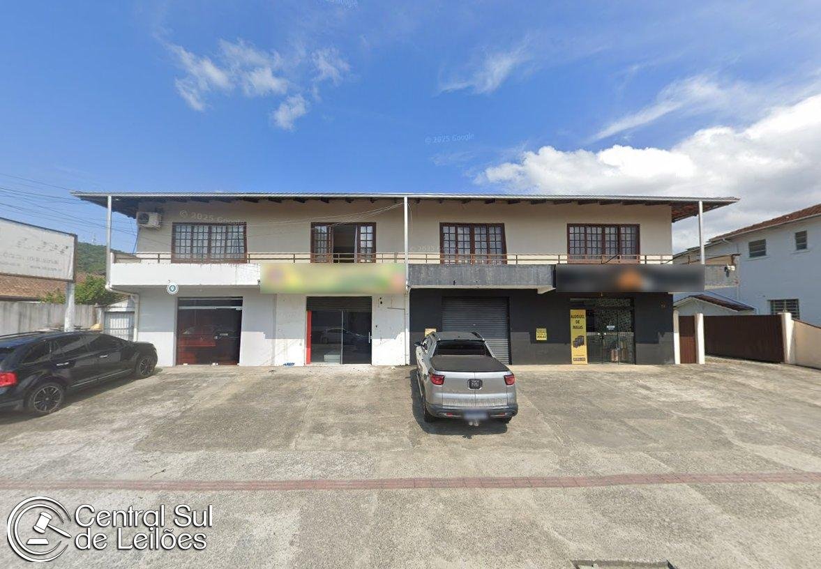 Imóvel com área de 1.109,89m², edificado Sobrado com salas comerciais e Apartamentos, no M em Joinville/SC