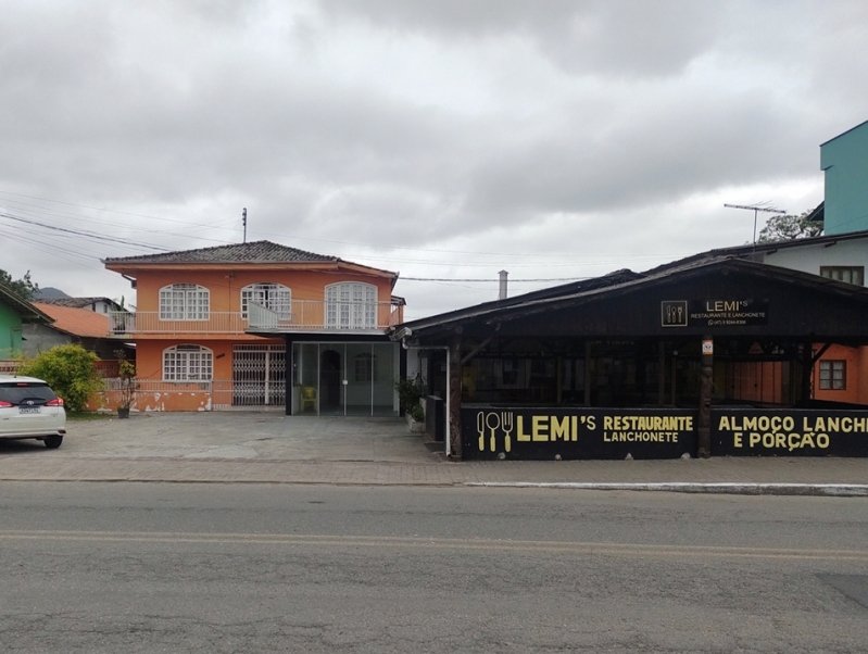 FRAÇÃO DE 50% DE UM TERRENO (BENFEITORIAS NÃO AVERBADAS.. em São Francisco do Sul/SC