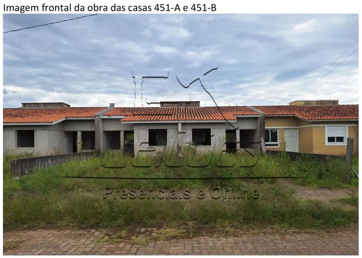 Casa de alvenaria sob nº 451-A, em construção, geminada, com a área construída de 43,48m², em Esteio/RS