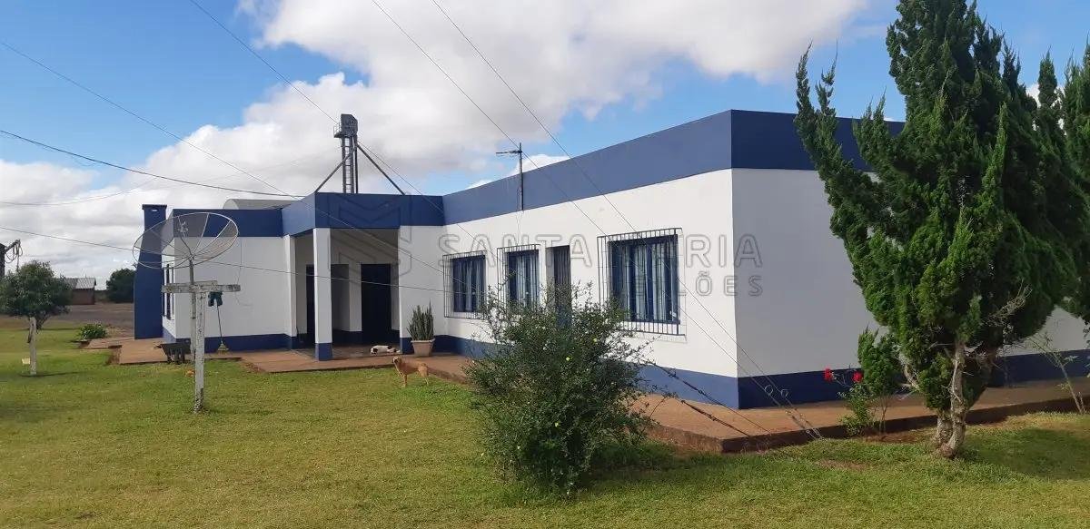 Um pavilhão de alvenaria, com telhas metálicas, de aprox. 600m², com 4 moegas para recebim em Cruz Alta/RS