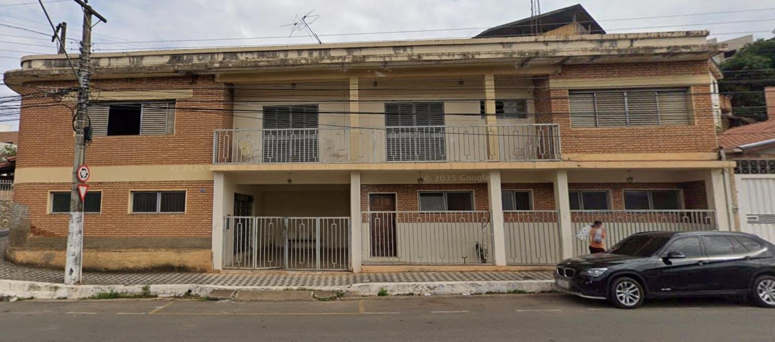 Casa de 2 pav c/ 268m², 04 quartos, 03 banheiros e garagem | B. Saúde, Pouso Alegre/MG em Pouso Alegre/MG