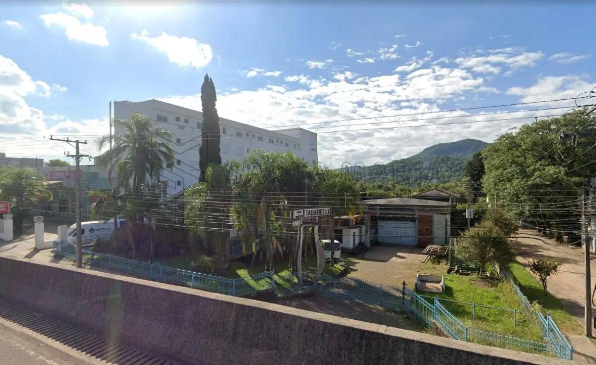 Terreno com aproximadamente 3.940m² com mais de 1.500m² de área construída em Santa Maria/ em Santa Maria/RS