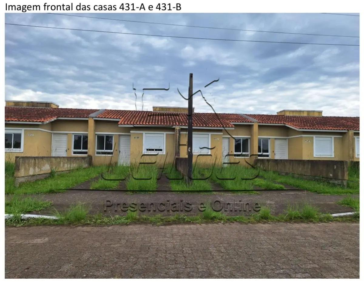 Casa de alvenaria sob nº 431-A, geminada, com a área construída de 43,48m², situada na Rua em Esteio/RS