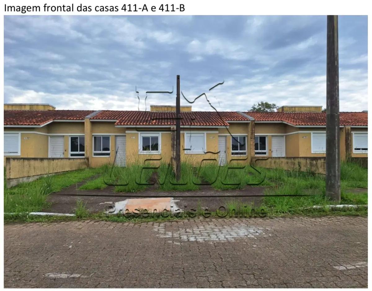 Casa de alvenaria sob nº 411-B, geminada, com a área construída de 43,48m², situada na Rua em Esteio/RS