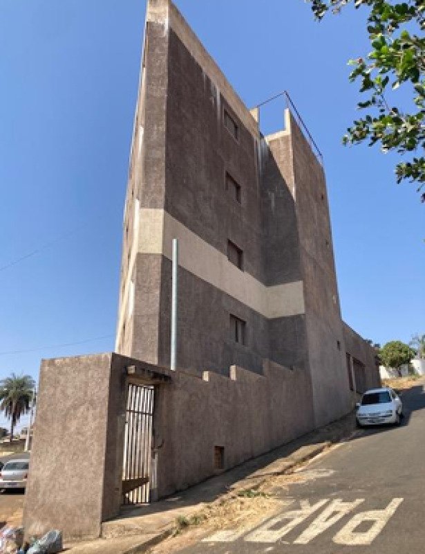 PRÉDIO COM CONSTRUÇÃO INACABADA EM PATOS DE MINAS/MG em Patos de Minas/MG - foto 2