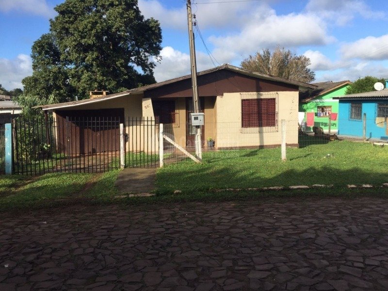 A nua propriedade de uma residência de alvenaria, com á.. em Cruz Alta/RS